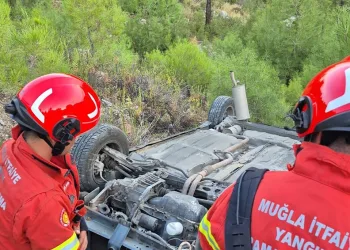 Kahta’da cadde göle döndü, otomobil mahsur kaldı