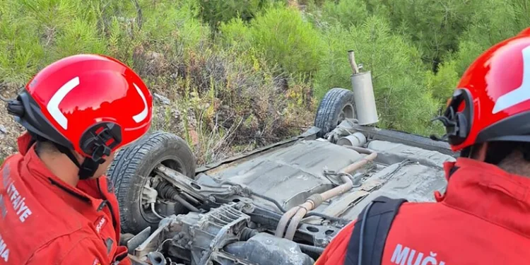 Kahta’da cadde göle döndü, otomobil mahsur kaldı