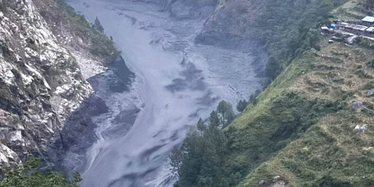 Kahta’da cadde göle döndü, otomobil mahsur kaldı