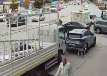 Kahta’da cadde göle döndü, otomobil mahsur kaldı