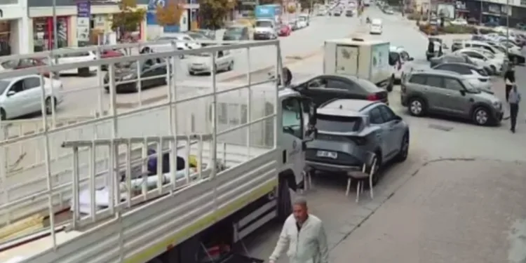 Kahta’da cadde göle döndü, otomobil mahsur kaldı