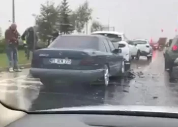 Kahta’da cadde göle döndü, otomobil mahsur kaldı