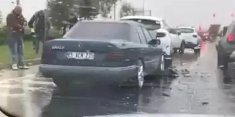 Kahta’da cadde göle döndü, otomobil mahsur kaldı