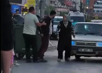 Kahta’da cadde göle döndü, otomobil mahsur kaldı