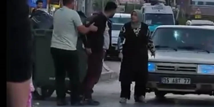 Kahta’da cadde göle döndü, otomobil mahsur kaldı