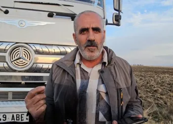 Kahta’da cadde göle döndü, otomobil mahsur kaldı
