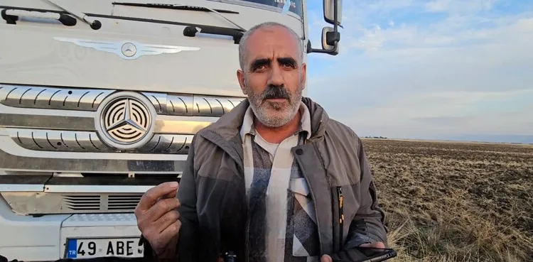 Kahta’da cadde göle döndü, otomobil mahsur kaldı