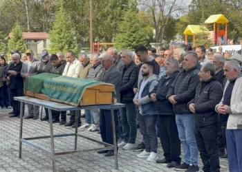 Kahta’da cadde göle döndü, otomobil mahsur kaldı