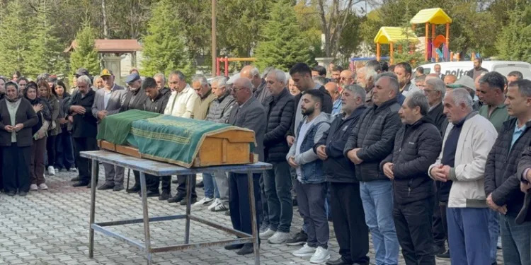 Kahta’da cadde göle döndü, otomobil mahsur kaldı