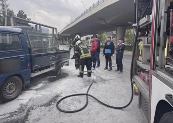 Seyir halindeki kamyonetin lastiği yandı