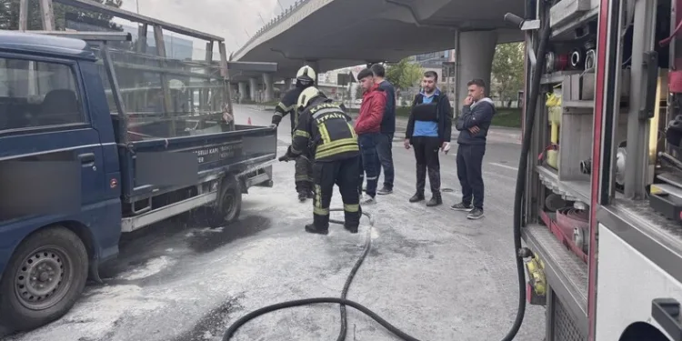 Seyir halindeki kamyonetin lastiği yandı