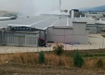 Seyir halindeki kamyonetin lastiği yandı
