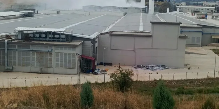 Seyir halindeki kamyonetin lastiği yandı