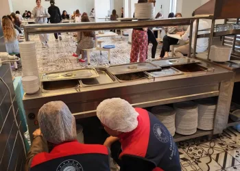 Seyir halindeki kamyonetin lastiği yandı