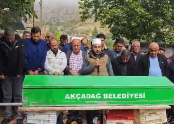 Seyir halindeki kamyonetin lastiği yandı
