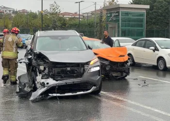 Seyir halindeki kamyonetin lastiği yandı