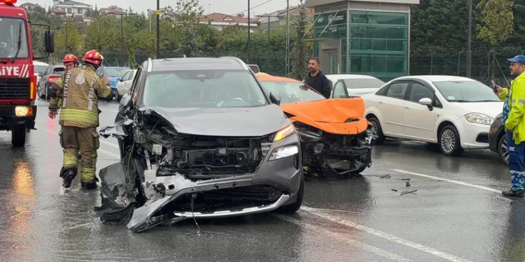 Seyir halindeki kamyonetin lastiği yandı