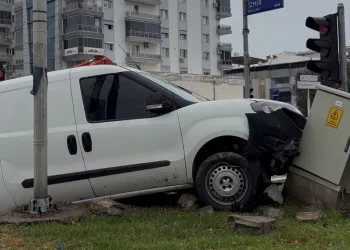 Seyir halindeki kamyonetin lastiği yandı