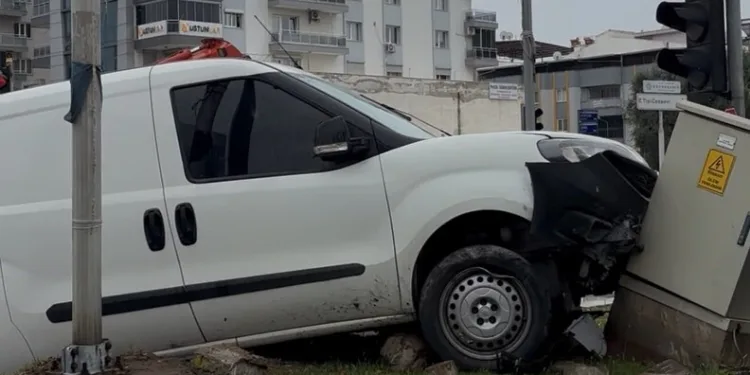 Seyir halindeki kamyonetin lastiği yandı