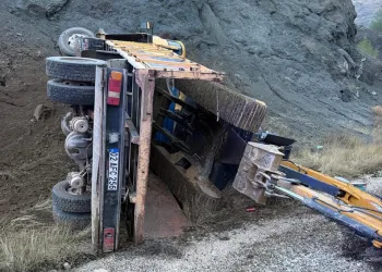 Seyir halindeki kamyonetin lastiği yandı
