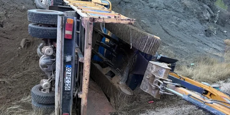 Seyir halindeki kamyonetin lastiği yandı
