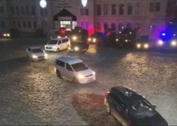 Seyir halindeki kamyonetin lastiği yandı