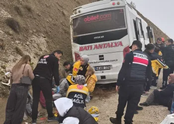 Seyir halindeki kamyonetin lastiği yandı