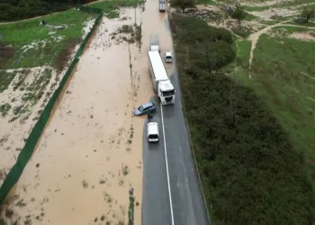 Seyir halindeki kamyonetin lastiği yandı