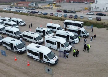 Seyir halindeki kamyonetin lastiği yandı