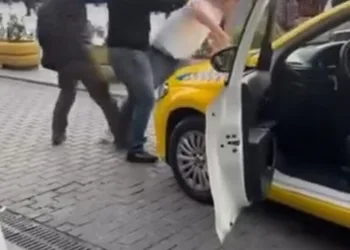 Fatih’te taksicilerin yolcu alma tartışması kavgaya dönüştü