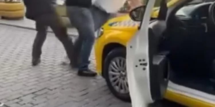 Fatih’te taksicilerin yolcu alma tartışması kavgaya dönüştü