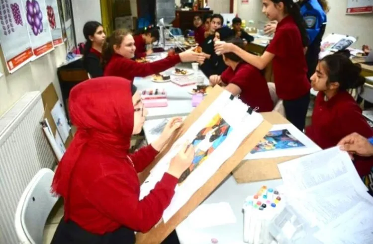 POLİS DESTEĞİYLE DÜZENLENEN RESİM KURSUNU TAMAMLAYAN 20 ÖĞRENCİ SERTİFİKALARINI ALDI (/BURSA-İHA)
Bursa İl Emniyet Müdürlüğü Toplum Destekli Polislik Şube Müdürlüğünce çocukların sosyal ve kültürel gelişimlerine katkı sağlamak amacıyla düzenlenen resim kursu sona erdi. Kursu başarıyla tamamlayan 20 öğrenciye sertifikaları takdim edildi.