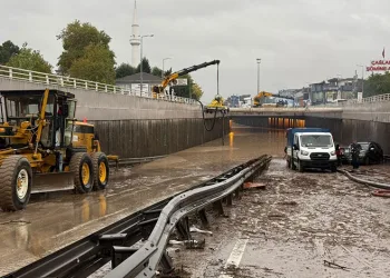 Kocaeli’de kentin birçok noktasını su bastı