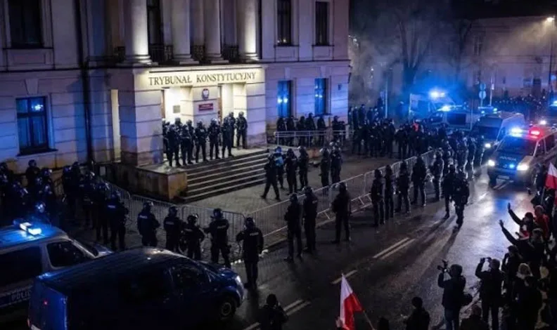 Polonya’da neler oluyor? Anayasa Mahkemesi’ne baskın yapıldı