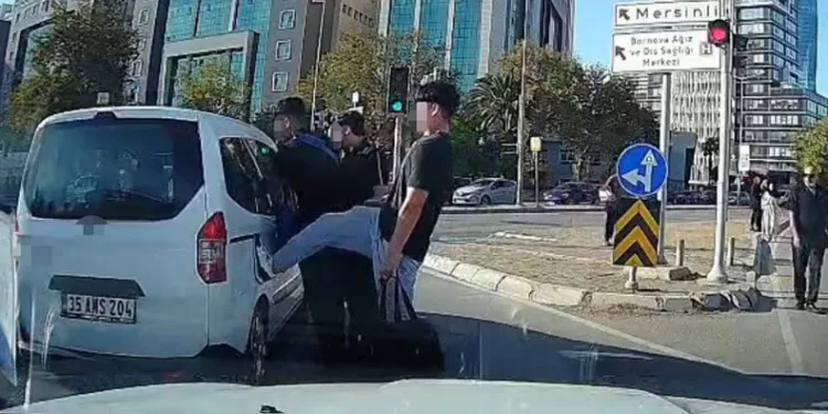 Bingöl’de iki aracın karıştığı kazada 3 kişi yaralandı