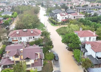Şile’de sağanak yağış sonrası sokaklar göle döndü