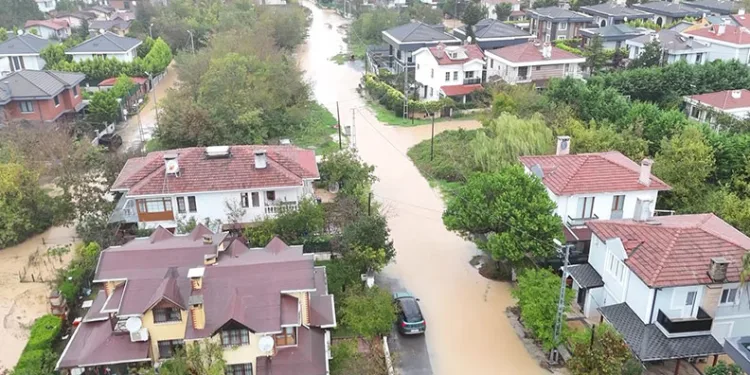 Şile’de sağanak yağış sonrası sokaklar göle döndü