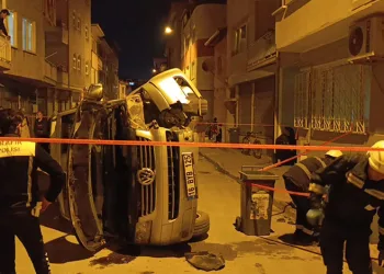 Bursa’da elektrik panosuna çarpan minibüs devrildi
