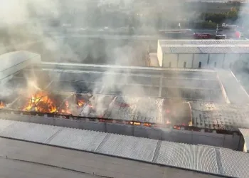 Bursa’da mobilya fabrikasında büyük yangın! Ekipler olay yerinde
