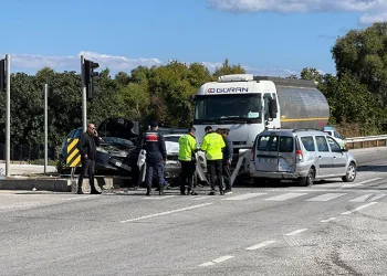 Freni patlayan tanker zincirleme kazaya yol açtı: 4 yaralı