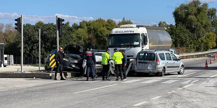 Freni patlayan tanker zincirleme kazaya yol açtı: 4 yaralı