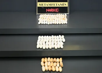 Vücutlarında 1 kilo uyuşturucu taşıyan 3 şüpheli tutuklandı