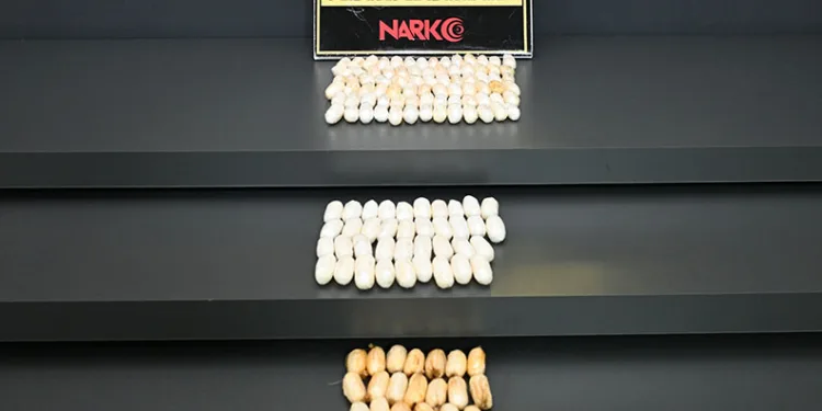 Vücutlarında 1 kilo uyuşturucu taşıyan 3 şüpheli tutuklandı