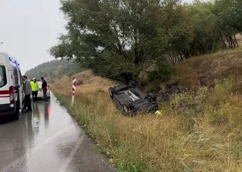 Erzurum’da kayganlaşan yolda belediye aracı devrildi: 2 yaralı