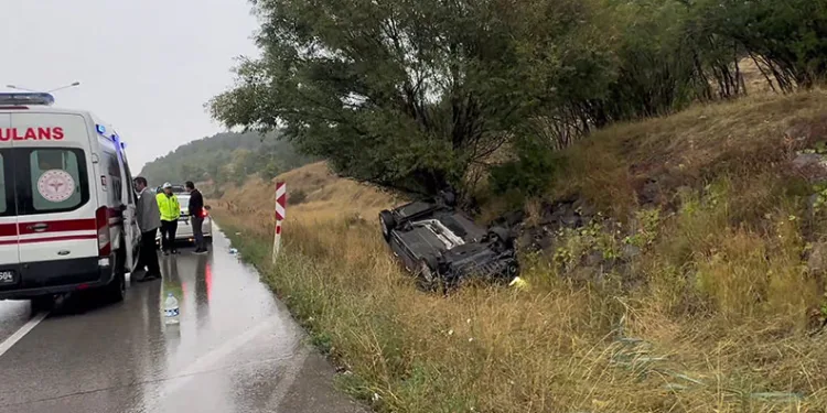 Erzurum’da kayganlaşan yolda belediye aracı devrildi: 2 yaralı