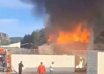 Tarlada bulunan barakada çıkan yangın korkuttu
