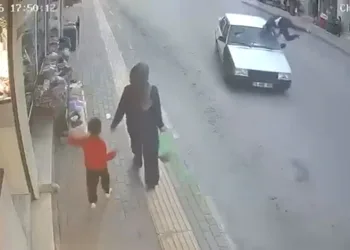 Bursa’da otomobil yayaya çarptı: O anlar kamerada