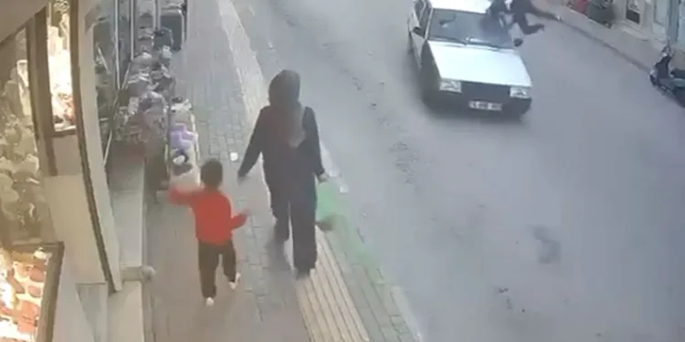 Bursa’da otomobil yayaya çarptı: O anlar kamerada