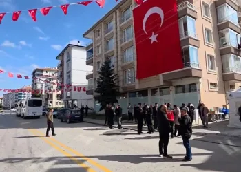 Şehit polis Ahmet Türkoğlu’nun baba ocağına Türk bayrağı asıldı