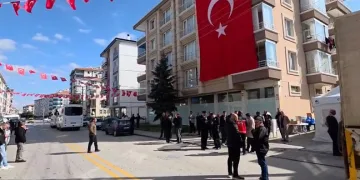 Şehit polis Ahmet Türkoğlu’nun baba ocağına Türk bayrağı asıldı